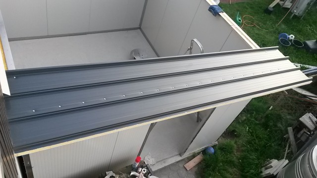 Loch für Tür und erstes Dachelement