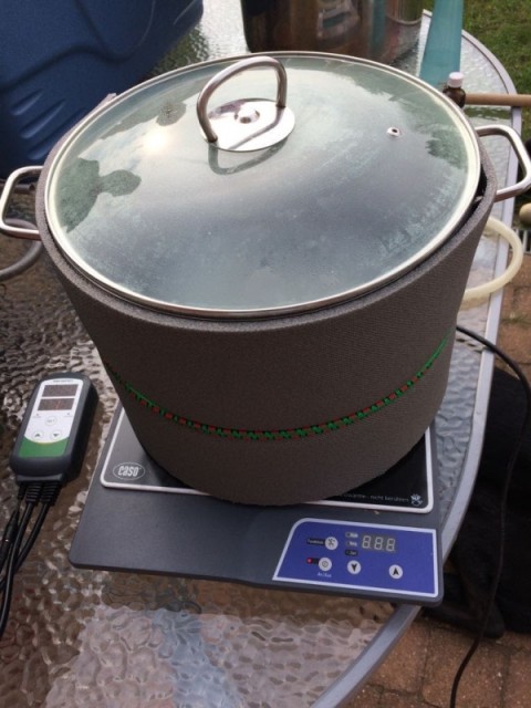 Die billige 2000W Induktionsplatte mit 17L Topf darf sonst Teilmaischen kochen, aber diesmal hält sie kochendes Wasser bereit um die Temperatur bei Bedarf zu korrigieren.