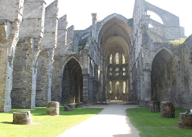 Blick in die Kathedrale. Die Gewölbe der beiden ersten Langhausjoche sind noch erhalten.
