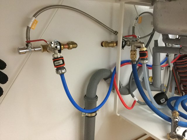 Wasserinstallation: links Kaltwasser für Gegenstromkühler, rechts Warmwasser für Falschenspüler (Dubbleblast) und zum Befüllen des GF.