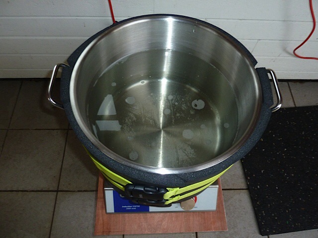 Den Hauptguss aus Brauwassertrockenpulver nach Anleitung rehydriert und auf 37°C erwärmt