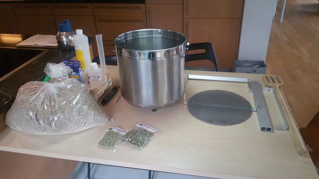 Das Malzrohr, ein umfunktionierter 20Lt Kochtopf und die bereits fertig bestellte Mischung steht bereit.
