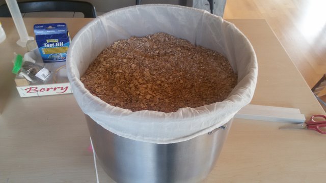 Das Malzrohr gefüllt. Ich verwende einen Maischsack, damit die Würze absolut sauber bleibt und keine Spelzen in den Pumpenkreislauf gelangen. Die Kapazität ist mit ca. 6Kg Schüttung nahezu ausgeschöpft.