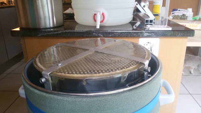 11.15 Uhr: Das Malzrohr eingesetzt, die Pumpe ist schon fleissig daran die Würze durch das Malzrohr zu pumpen. Heizen auf die erste Maischrast läuft.