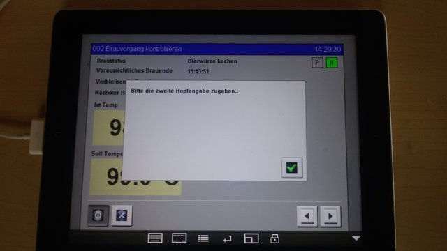 14.30 Uhr: Zeit für die zweite Hopfengabe. in 45 Minuten ist das Kochen der Würze beendet.