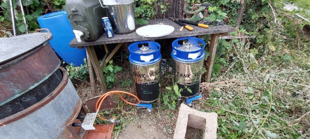 Jeweils 22l im Fass. Nach 4h bei 40°C mit Voss gestartet. Gleich mache ich dann ein Spundventil drauf.
