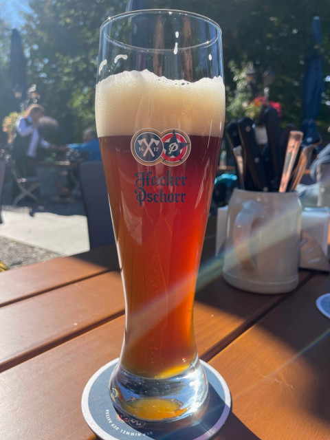 Bild2_Hacker_Dunkle_Weisse.jpg