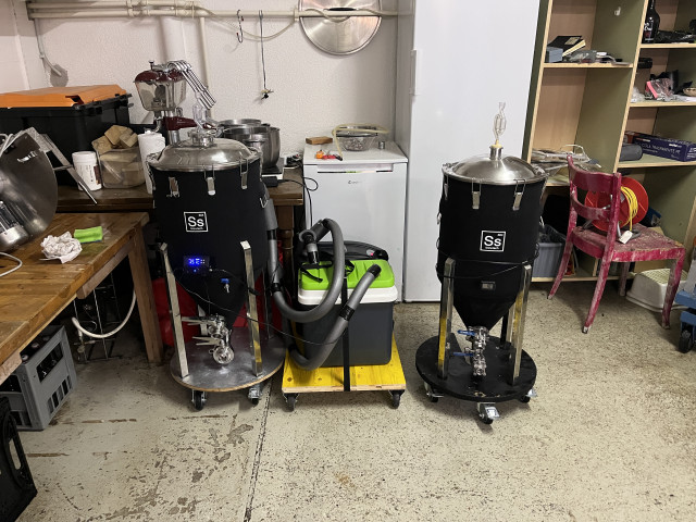 Alles bereit zum fermentieren. Links das Pils mit der neu gebauten Kühlung und rechts das IPA.