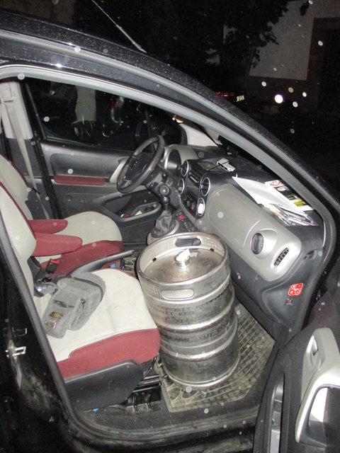 13 liebevoller Transport.jpg (3.62 MiB) 11903 mal betrachtet Das letzte Fass wird liebevoll in Holgers auto gequetscht