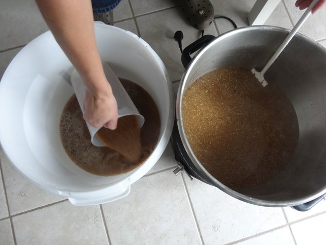 Aufheizen auf 78 Grad und schon wird abgemaischt, bei uns noch ganz oldschool per Messbecher rüber geschöpft in den Läuterbottich (mit Läuterblech). Im Eimer haben wir bereits 2 Liter warmes Wasser vorgelegt, so dass das Blech halbwegs schon &quot;unter Wasser war&quot;.