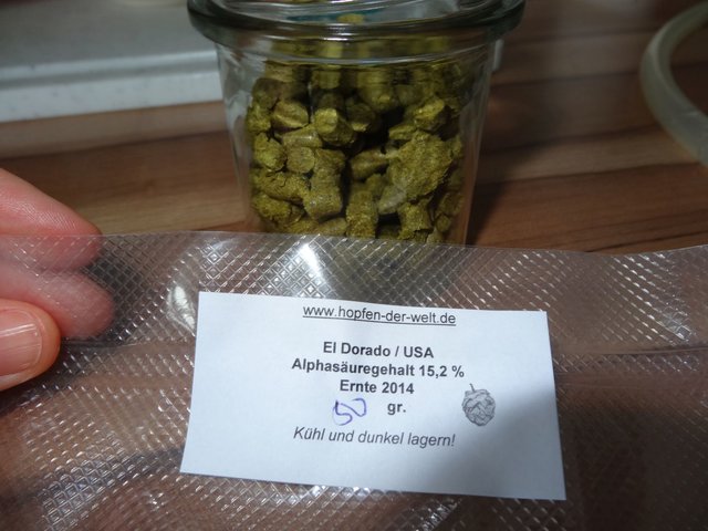 Während der Läuterruhe wird schon mal der erste Hopfen für die Vorderwürzegabe abgewogen, 2 Gramm Eldorado... naja, so genau, wie eine Küchenwaage, die in 2g Sprüngen misst, das eben anzeigt. :)  (eine bessere Waage ist schon auf dem Weihnachtswunschzettel ;-))