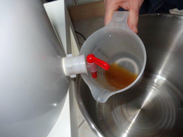 Und dann geht's los mit dem Trübwürze pumpen... ist gar nicht so trüb diesmal, aber ca. 3 Liter haben wir noch mal oben drauf gegeben.