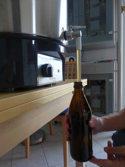 Und ab in die Flasche...