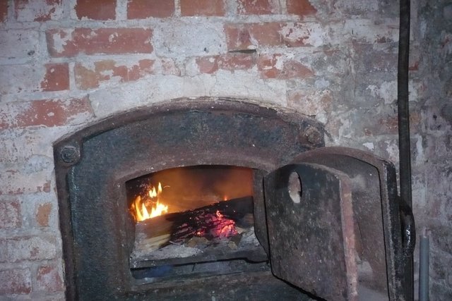 Kommunbrauen_01_PfanneHeizen.jpg (818.01 KiB) 16939 mal betrachtet Feuerung der Pfanne