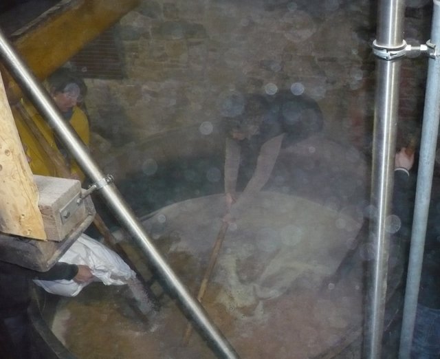 Kommunbrauen_02_Einmaischen.jpg (499.64 KiB) 17150 mal betrachtet Einmaischen und rühren, rühren, rühren ...