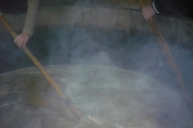 Kommunbrauen_02_Einmaischen2.JPG (460.61 KiB) 17209 mal betrachtet ... und immer noch rühren