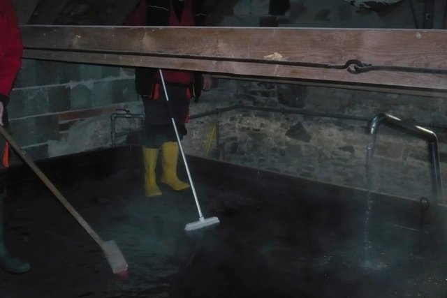 Kommunbrauen_03_KühlschiffReinigen.jpg (403.49 KiB) 16939 mal betrachtet Kühlschiff reinigen