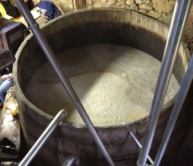 Kommunbrauen_07_VorAnschwänzen.jpg (374.83 KiB) 16967 mal betrachtet Maische beim Läutern vor dem Anschwänzen