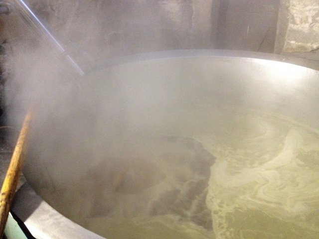 Kommunbrauen_08_HopfenKochen.JPG (470.68 KiB) 16967 mal betrachtet Hopfenkochen