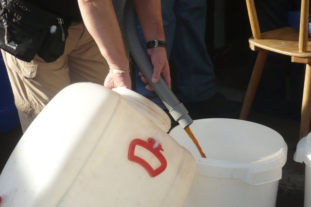 Kommunbrauen_15_Abfüllen.JPG (534.79 KiB) 16799 mal betrachtet Abfüllen mit Waschmaschinenschlauch