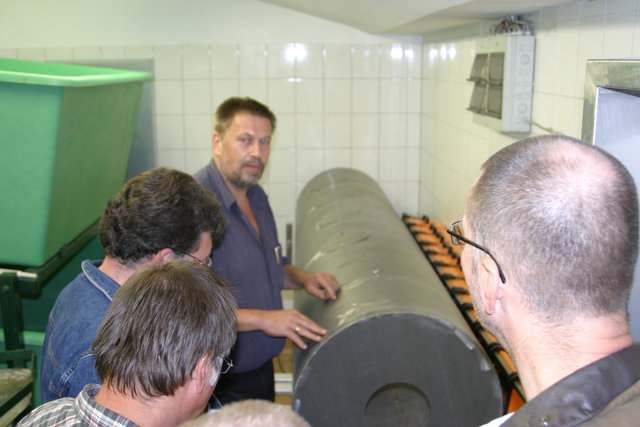 Links die Darrtrommel, rechts die orangen Heizlüfter