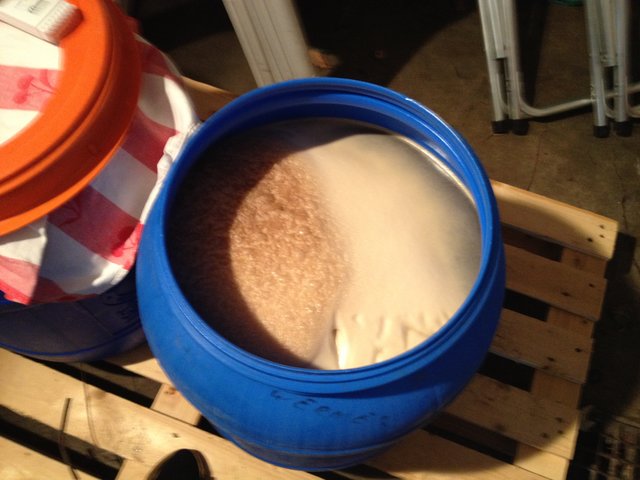 Kommunbrauen_20151109_081244_GärungAbfüllen.JPG (2.02 MiB) 16623 mal betrachtet In der Garage (etwas kälter)