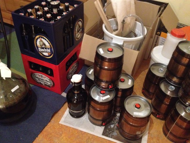 Kommunbrauen_20151113_210805_GärungAbfüllen.JPG (1.66 MiB) 16353 mal betrachtet Fässchen und Bügelflaschen