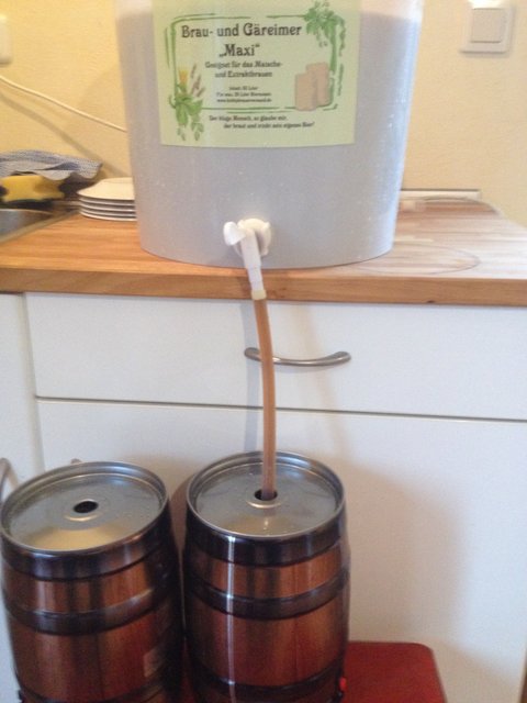 Kommunbrauen_20151115_122940_Abfüllen.JPG (560.54 KiB) 16176 mal betrachtet In die Partyfässchen