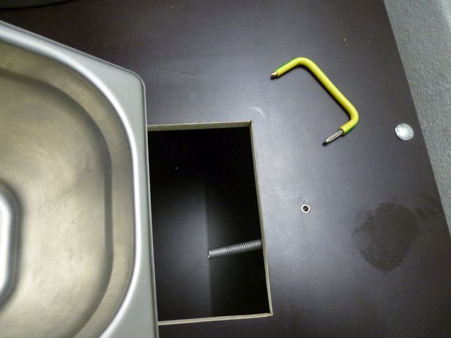 demontierbarer Schaltkontakt (+12V) und Edelstahlfeder (GND)