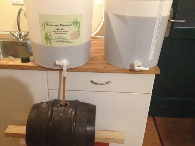 Kommunbrauen_20151115_164718_Abfüllen.JPG (422.62 KiB) 16303 mal betrachtet Anstich-Fäßchen