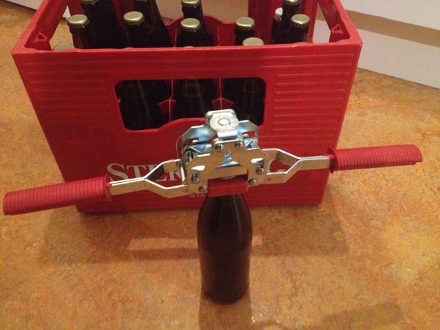 Kommunbrauen_20151116_200728_Abfüllen.JPG (469.2 KiB) 16033 mal betrachtet Kronenkorken verschließen