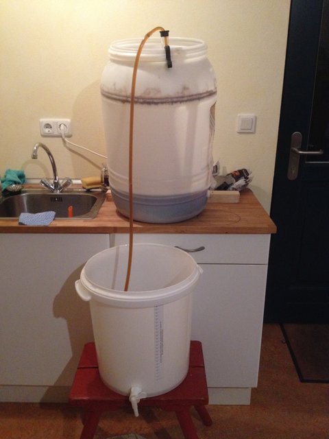 Kommunbrauen_20151118_214453_Abfüllen.JPG (510.87 KiB) 15837 mal betrachtet etwa 50l echt UG vergoren