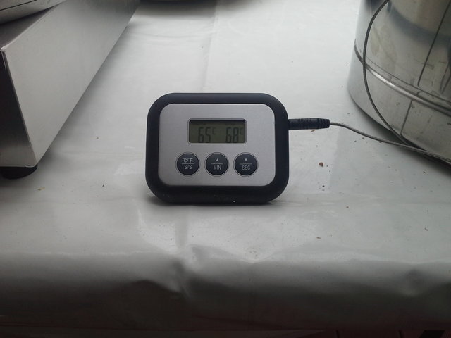 Als Backup habe ich mir das Ikea Thermometer geholt.  Ungenauer als das andere. Trotzdem sehr praktisch fürs Aufheizen vom Nachguß, da es Alarm schlägt.
