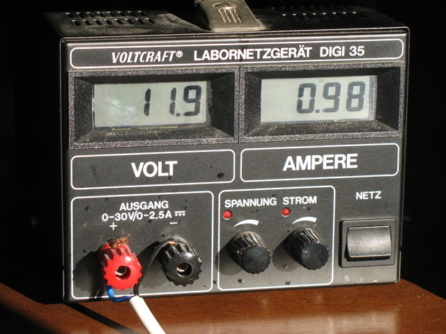 Der übliche Scheibenwischermotor zieht nur ca. 1 Ampere.