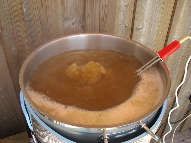 Bei über 40 Liter braucht meine Hendi schon etwas Unterstützung beim Aufheizen.