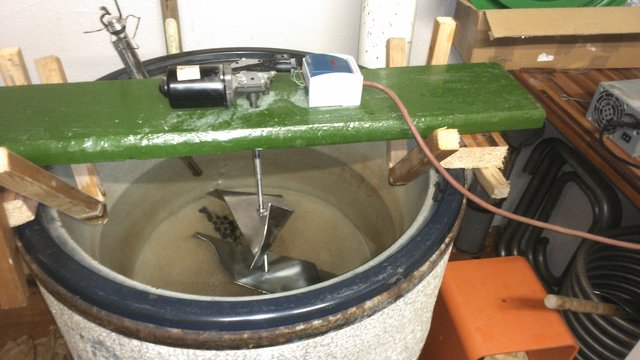 Das Rührwerk, selbst gebogene Flügel an einem Wischermotor mit Computernetzteil