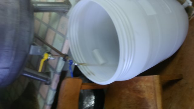 läuft schön klar. Der Läuterbottich ist ein ehem. Trinkwasserspeicher. Der &quot;Deckel&quot; dient später noch als Dunstglocke