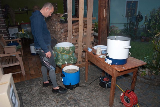 zwei Sude in einem Läutereimer mit Hexe, Läuterstau