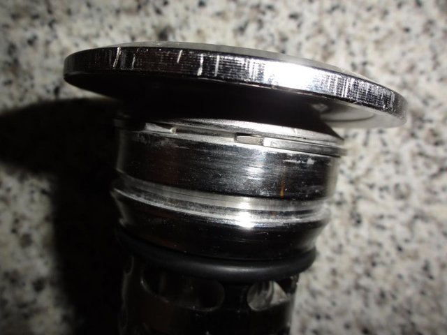 Fitting mit Ring. Der greift in die Nut (siehe nächstes Bild), wenn der Fitting ins Fass gedrückt wird.