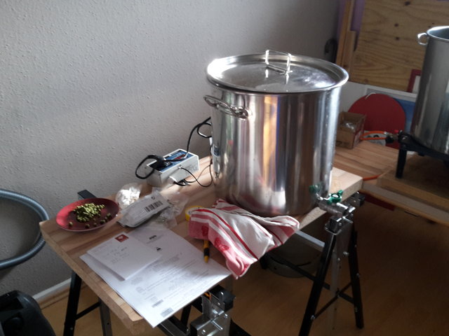 Der Nachguss im 30er Schengler wird mit einem Tauschsieder und dem H-Tronic TS 125 auf Temperatur gehalten.