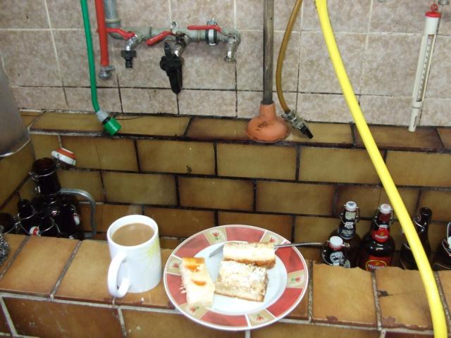 So: Hier mal ein Stilleben: Kaffee und Kuchen vor der Arbeit: Becken sauber machen, Flaschen sauber machen, ......