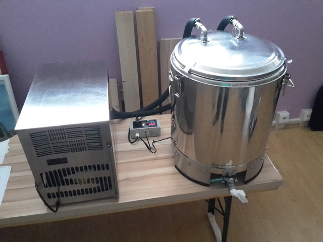 Das neue Herzstück, im Thermoport wurde eine Kühlschlange verbaut. Angetrieben von einer Selbach Begleitkühlung, gesteuert mit der TS 125. Springt alle 5-6 Std an, ein hoch auf den Thermoport. Der Gegensatz zu einem ZKG.