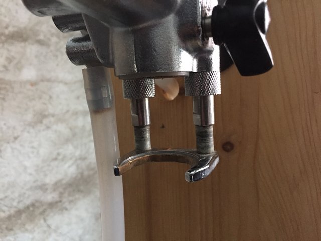 hier ist der Halter für Bügelflaschen eingebaut, ihr seht die Abstandshalter- Leerhülsen