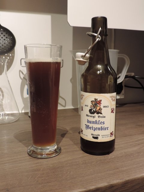 Jetzt ist bes Zeit mein Mayerweisses vom ersten Sud zu drinken.
