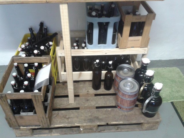 Leergutlager, halb voll ,...