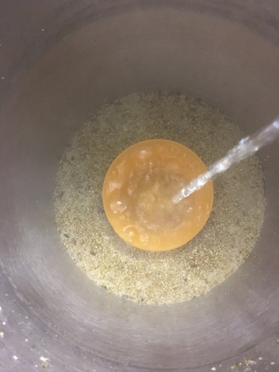 inzwischen tritt ein kleiner Küchenseier an die Stelle des Schälchens