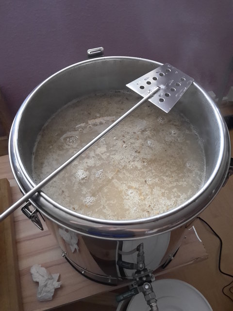 Umschöpfen in den 50er Thermoport mit eingebauten Läuterblech.