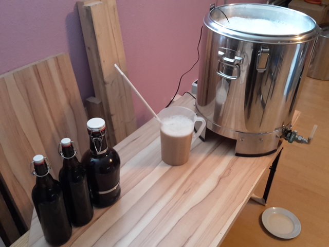 4 Liter Speise abgezwackt. Hefe wartet schon auf Ihren Einsatz.