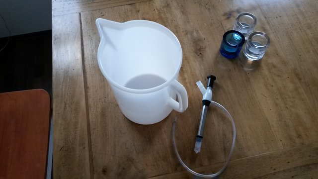 Meßbecher 5L und Abfüllpistole