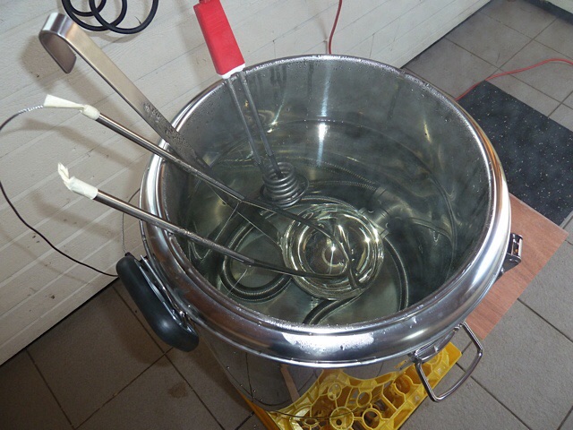 Hier werden knapp 18l HG im 25lThermoport auf 73C aufgeheizt. Das Gebogene Rohr ist mein getuntes Ikea Thermometer